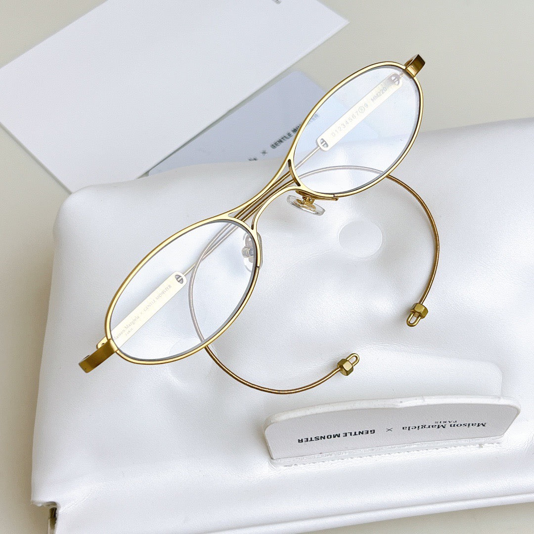 MM220 A030 - Maison Margeila
/ Gentle Monster Eyeglasses