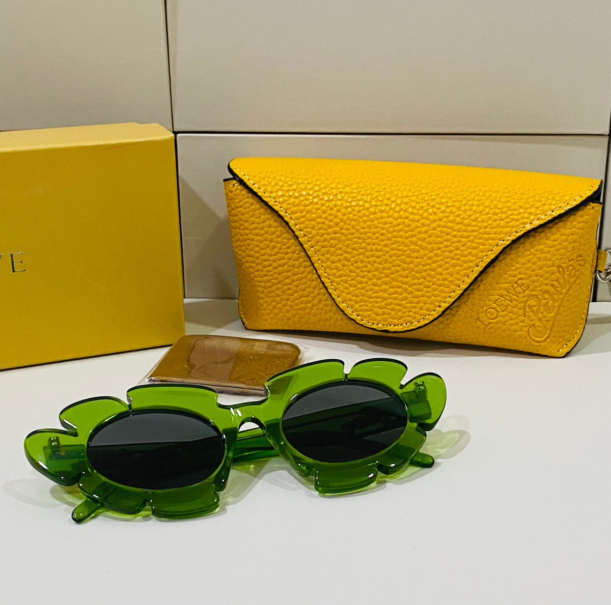 Loewe Yellow Sunglasses with Green Case LOEWE EYEWEAR Curvy oversized round-frame acetate sunglasses  main image 3